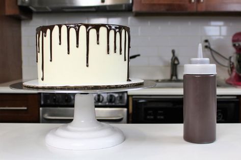 Easy, two-ingredient chocolate ganache recipe! Perfect for a chocolate drip cake!! I share the full tutorial, and all my tips and tricks for creating the perfect drip cake. Chocolate Drip Recipe, Chocolate Ganache Recipe, Chocolate Drip Cake, Ganache Recipe, Pecan Cake, Chocolate Drip, Chocolate Icing, Drip Cake, Cake Icing