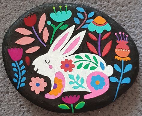 Painted Rock Bunny, Painted Rocks Dogs Easy, Easter Bunny Painted Rocks, Easter Stone Painting, Painted Easter Rocks, Bunny Painted Rocks, Bunny Rock Painting, Easter Rock Painting Ideas, Easter Rock Painting