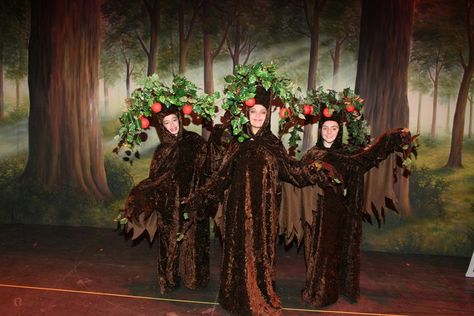 Apple Trees The Wizard of Oz Ovations Dance Repertory Company Wizard Of Oz Costumes Diy, The Wizard Of Oz Costumes, Wizard Of Oz Play, Wizard Of Oz Musical, Harvest Festival Decorations, Oz Costume, Crow Costume, Great Costume Ideas, Tree Costume