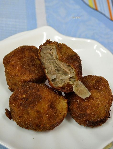 Bitterballen ~ Dutch Beef Croquettes - The Big Sweet Tooth Beef Croquettes Recipe, Dutch Croquettes, Beef Croquettes, Beef Sausage Recipes, Dutch Butter Cake, Netherlands Food, Dutch Cuisine, Croquettes Recipe, Veal Recipes