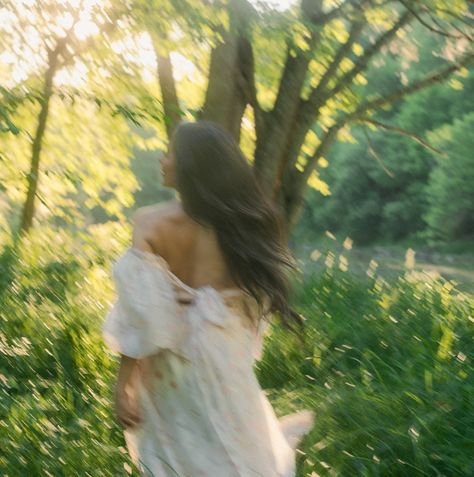 Dreamy Nature Photoshoot, Film Senior Photos, Cinematic Senior Photos, Dreamy Film Photography, Field Film Photography, Grad Pics, Candid Photography, Cinematic Photography, Senior Year