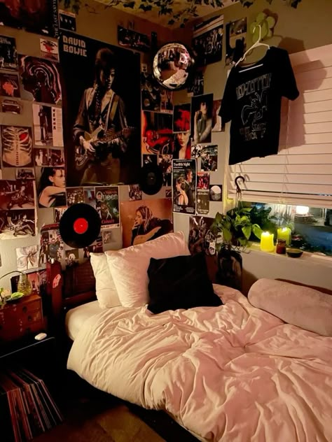 Vintage 80s Room Aesthetic, Dorm Room Designs Grunge, 80s Room Inspo Aesthetic, Room Decor Bedroom Dark Academia, Room Ideas Rock Aesthetic, 80s Grunge Bedroom, Bedroom Y2k Aesthetic, Alt Room Ideas Aesthetic, 80/90s Aesthetic