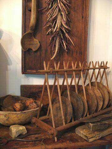 Primitive Plate Rack, Primitive Vignettes, Primitive House, Deco Champetre, Book Photos, Primitive Homes, Plate Rack, Prim Decor, Primitive Furniture