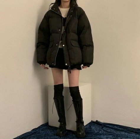 Fall Winter Makeup, Comfy Minimalist, Fetch Rewards, Formal Streetwear, Grunge Tops, Japan Outfit, Winter Skirt Outfit, Winter Makeup, Cold Outfits