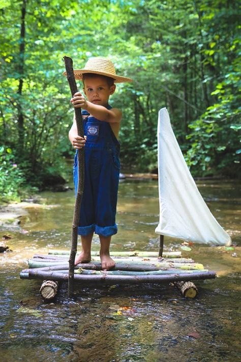 Hello Ladies I hope you've all had a restful weekend. We are now going to pin our take on the ADVENTURES OF HUCKLEBERRY FINN (and his friend Tom Sawyer). I hope you have fun with it ❤️ Boy Overalls, Foto Baby, Boy Photography, The Perfect Guy, Little People, Country Life, Children Photography, Rafting, Baby Photography