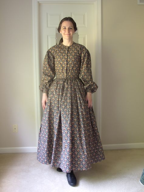 1840ish dress - pioneer trek Pioneer Woman Dress, Trek Clothing, Pioneer Clothing, Pioneer Trek, Pioneer Dress, 19th Century Clothing, Hoop Skirt, Pattern Dress Women, Western Women