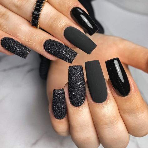 Matt And Shiny Black Nails, Matte Black Nails Design, Black Nails Design, Black Nail Tips, Rose Gold Nails Glitter, Black Gold Nails, Black Is The New Black, Nail Art Images, Matte Black Nails