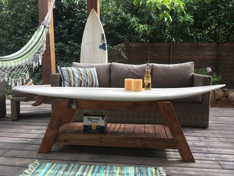 Surfboard Coffee Table Diy, Surfboard Bar Table, Surf Board Coffee Table, Diy Surfboard Table, Surfboard Furniture Ideas, Surfboard Desk, Surfboard Bench, Surfboard Furniture, Surf Board Table