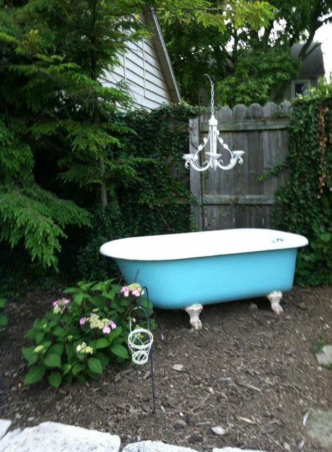 Antique clan-foot cast iron tub adorned with repurposed kitchen chandelier Outdoor Tub Clawfoot, Cast Iron Bathtub Ideas Outdoor, Outdoor Clawfoot Tub, Garden Bathtub, Repurposed Kitchen, Outdoor Bathtub, Outdoor Bathroom Design, Claw Foot Bath, Outdoor Tub