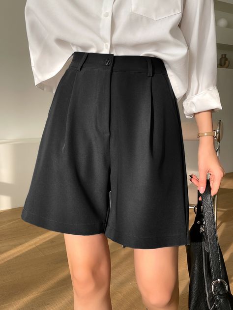 Grey Shorts Women, Grey Bermuda Shorts Outfit, Outfits Con Short Gris, Dark Grey Shorts Outfit, Outfit Short Noir, Basil Cosplay, Pleated Shorts Outfit, Grey Shorts Outfit, Bermuda Shorts Outfit