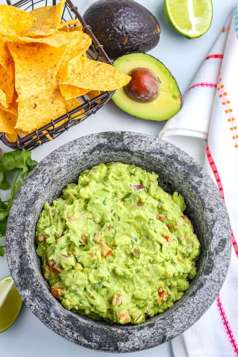 This classic guacamole recipe is the best! It’s easy and delicious because it lets the avocado take center stage. It’s also super easy to make with simple ingredients! Guac Recipe Simple, Easy Guac, Guacamole Recipe Easy Homemade, Homemade Guacamole Easy, Recipe Guacamole, Healthy Guacamole, Homemade Guac, Guac Recipe, Homemade Guacamole Recipe