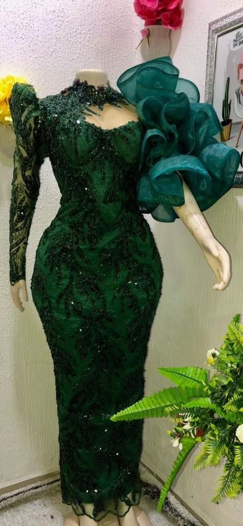 Green Lace Dress Styles, Emerald Green Lace Styles, Green Lace Styles, Ashoebi Gowns, Green Asoebi, Asoebi Lace, Graduation Inspiration, Emerald Green Lace, Elegant Red Dress