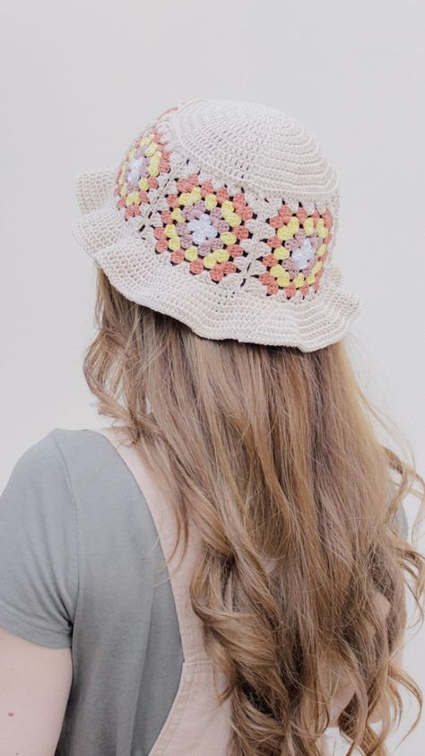 Dune Crochet Bucket Hat - Bella Coco Crochet Newborn Crochet Hat Pattern, Summer Crochet Patterns Free, Pola Topi, Simpul Makrame, Crochet Newborn Hat, Crochet Cape, Mode Crochet, Crocheted Hat, Crochet Hat Free