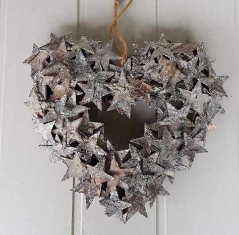 Rustic heart shaped wreath with birch bark stars Heart Shape Wreath, Christmas Bark, Birch Craft, Scandinavian Christmas Trees, Heart Shaped Wreath, Hygge Christmas, Hygge Style, Painted Door, Jute Hanging