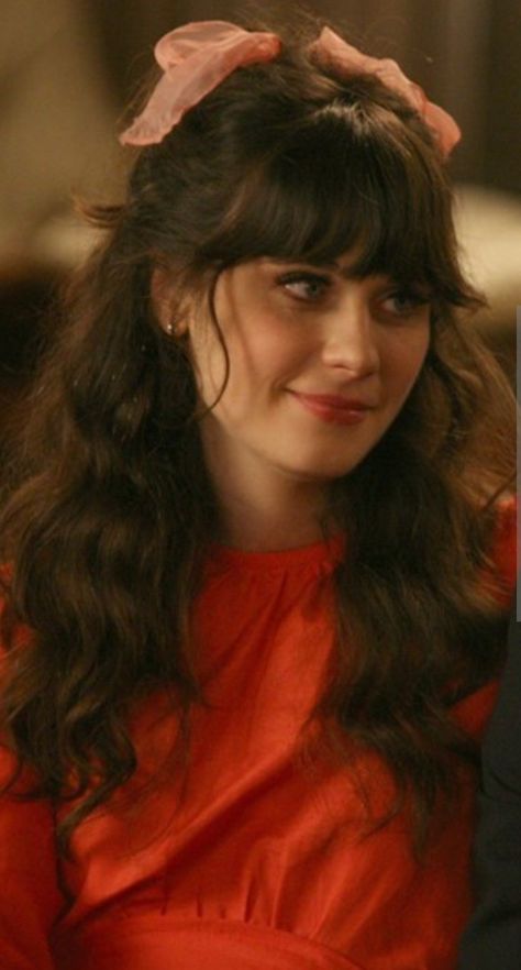 Zooey Deschanel Fringe, Jessica Day Bangs, Zooey Deschanel Bangs, Zooey Deschanel Makeup, Zooey Deschanel Hair, Colored Bobs, Jessica Day, Early 2010s, Wedding Hair Up