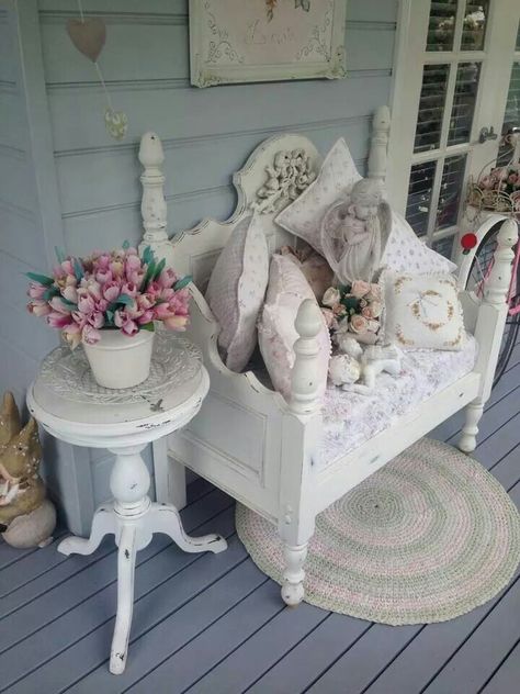 Porch Green Cottage Kitchen, Cozy Cottage Interiors, Shabby Chic Patio, Shabby Chic Porch, Cottage Style Interiors, Cottage Decor Farmhouse, Shabby Home, Shabby Chic Living, Shabby Chic Room