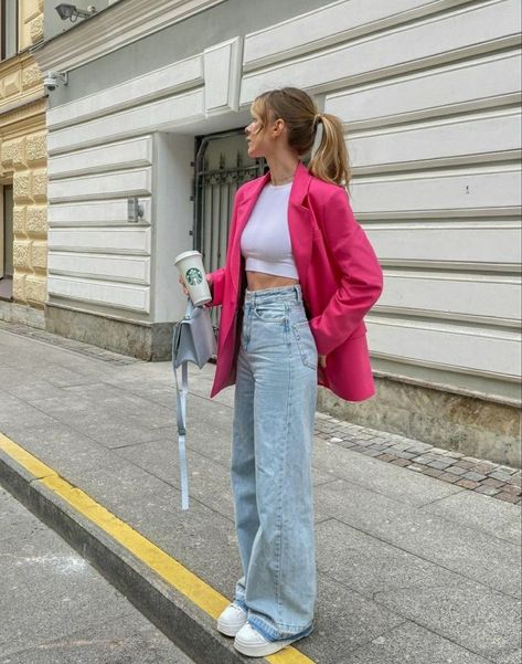 Fuchsia Outfit, Pink Blazer Outfit, Outfits Con Jeans, Blazer Outfits For Women, Mode Zara, Ivy League Style, Mode Ootd, Pink Blazer, Outfits Verano