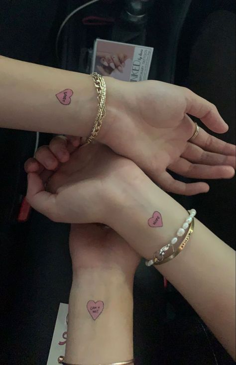 Hand Poses For Best Friend, Hand Poses With Bestie, Bff Hand Pictures, Trio Hand Poses, 3bff Pictures, Friendship Hands Pictures, Aesthetic Trio Pictures, Trio Friends Poses, Trio Pictures Aesthetic