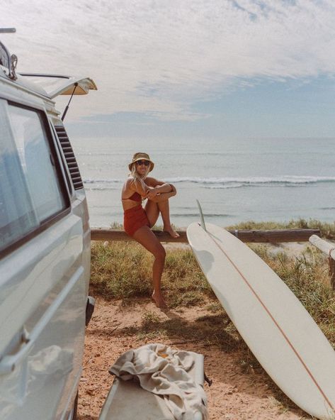 girl with surfboard and van Surfer Aesthetic, Surfer Vibes, Surfing Aesthetic, Bus Girl, Surf Aesthetic, Surf Vibes, Combi Volkswagen, Sup Yoga, Combi Vw