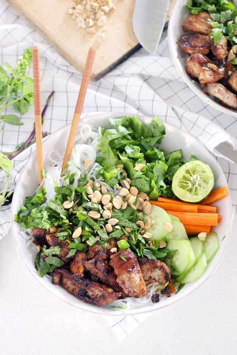 Vietnamese Noodle Salad, Vietnamese Pork, Pork Noodles, Pork Buns, Noodle Salad, Grilled Pork, Healthy Gluten Free, Vietnamese Recipes, Asian Cooking