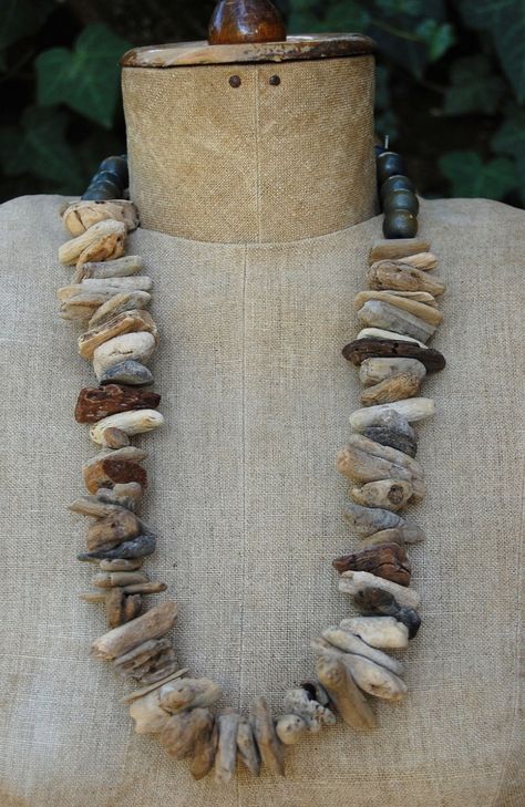 Driftwood Necklace, Driftwood Jewelry, Necklace Wood, Driftwood Crafts, Drift Wood, Sticks And Stones, Beach Crafts, Driftwood Art, Wood Jewellery