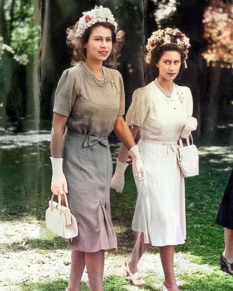 Elizabeth And Margaret, Margaret Rose, Rainha Elizabeth Ii, Elisabeth Ii, Princess Elizabeth, Queen Pictures, Isabel Ii, Queen Mother, Princess Margaret