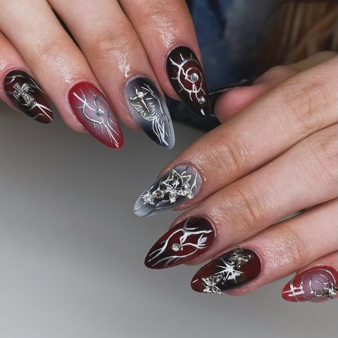 Red and black super grungy freestyle set. These are badass af 🤘 Also I am soooo behind with nail posts as I’ve been doing so many nails recently so will be posting twice a day for tne foreseeable (if I remember) so expect a lot of nail pics :) . . . . . . . #Bristolnails #bristolnailart #bristolgelx #redandblacknails #magpiebeauty #nailart #nailinspo #grungenails #airbrushnails Alternative Christmas Nails, Gothic Christmas Nails, G Nails, Airbrush Nails, Grunge Nails, Nail Artist, Nail Inspo, Nail Art, Nails