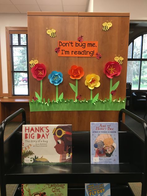 Don’t bug me, I’m reading! - May book display with bug books Bug Display, Spring Library, Spring Display, Library Book Displays, Book Club Reads, Book Displays, Library Display, Ideas Decoracion, Spring Books