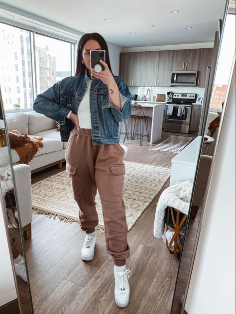 Khaki Joggers Outfit Women, Fall Fashion Trends Casual, Joggers Outfit Women, Jean Jacket Outfit, Jogger Outfit, Oversized Joggers, Fall Runway, Outfit Autumn, Jean Jacket Outfits