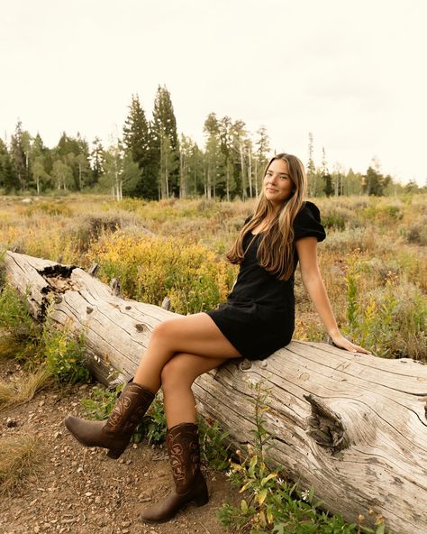 STUNNING SENIOR PHOTOS. . . . #utahphotographer #utah #utahsenior #seniorpicinspo #seniorsunday #seniorcaptions #seniorsundaycaptions #utahphotographers Zion Picture Ideas, Zion Instagram Pictures, Zion National Park Senior Pictures, Grand Canyon Senior Pictures, Utah Senior Pictures, Sunday Captions, Senior Pictures Utah, Dancing In The Dark, Fall Photoshoot