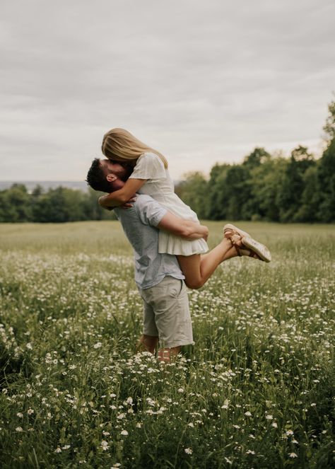 Shooting Photo Couple, Flower Field Photoshoot, Wild Flower Field, Geneseo Ny, Field Engagement Photos, Shooting Couple, Field Photoshoot, Couple Engagement Pictures, Engagement Pictures Poses