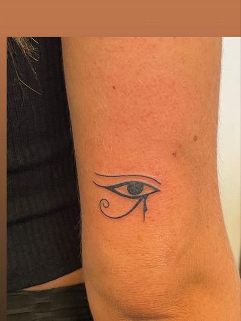 Eye Of Horus Tattoo Back Of Arm, Hyrogliphics Tattoo Design, Eye Of Horus Tattoo Black Women, Tattoo Ideas Classy, Egyptian Eye Tattoo, Tatttooo Ideas Minimal, Eye Of Thoth Tattoo, Egypt Tattoo For Women, Small Egyptian Tattoo For Women