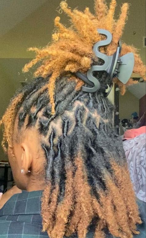 Locs With Dyed Tips, Blonde Tip Locs, Locs With Blonde Tips, Dyed Loc Tips, Dread Color Ideas Locs, Dreads Inspiration, Dyed Locs, Pretty Locs, Natural Hair Weaves