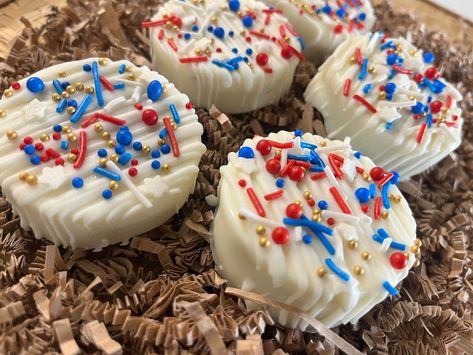 Fourth of July Patriotic Chocolate Covered Oreos, Patriotic Party Favor Treats by DipDipGoose on Etsy Party Favor Treats, Patriotic Party Favors, Covered Oreos, Handmade Chocolates, Patriotic Party, Chocolate Coating, Chocolate Covered Oreos, July Party, Scottsdale Az