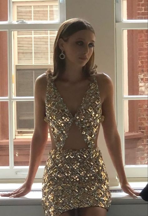 Golden Gala Dress, Golden Outfit Party, Emma Chamberlain Met Gala, Met Gala Short Dresses, Met Gala After Party Outfit, Gold Going Out Outfits, Met Gala Formal Theme, Met Gala Themes Party Outfit, Met Gala Dresses 2023