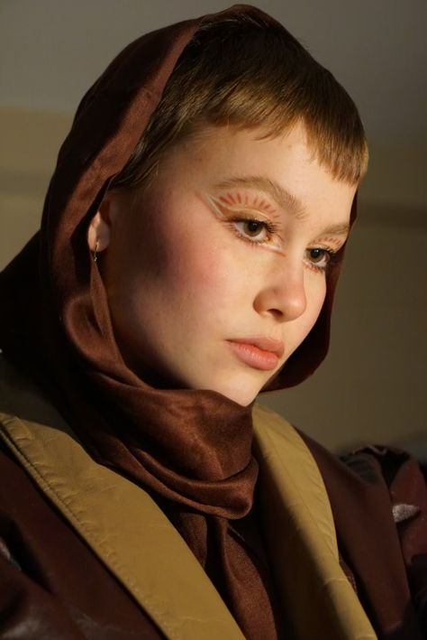 Dune Inspired Outfit Aesthetic, Dune Hairstyle, Dune Makeup Look, Dune Inspired Makeup, Desert Makeup Looks, Dune Style Outfit, Dune Inspired Fashion, Dune Outfit Aesthetic, Dune Outfit Inspiration