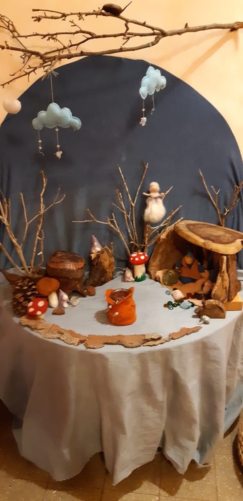 Waldorf Preschool, Autumn Gnomes, Waldorf Kindergarten, Waldorf Crafts, Winter Table, Autumn Table, Winter Nature, Nature Table, Small World Play