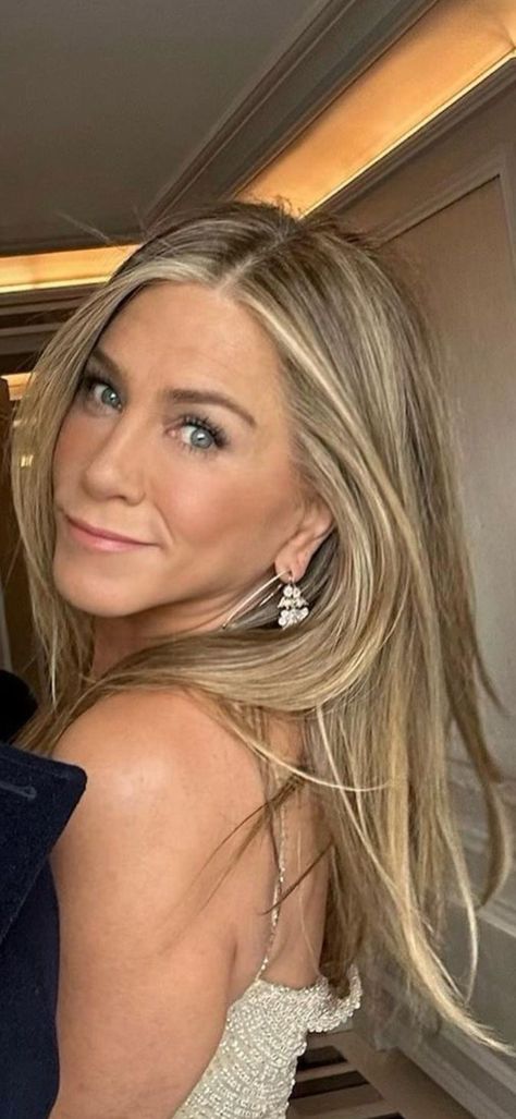 Hair Color Caramel Honey, Jennifer Aniston Hair Color Caramel, Blonde Hair Jennifer Aniston, Milky French Manicure, Jennifer Aniston Wedding Dress, Honey Golden Blonde, Jen Aniston Hair, Jennifer Aniston Wedding, Jennifer Aniston Hair Color