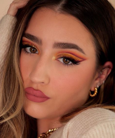 Smokey Eye Makeup Latina, Yellow Dress Makeup Ideas, Colorful Eyeliner, Beach Wedding Makeup, Yellow Eye Makeup, Makeup Stylist, Sunset Makeup, Eyes Aesthetic, Aesthetic Yellow