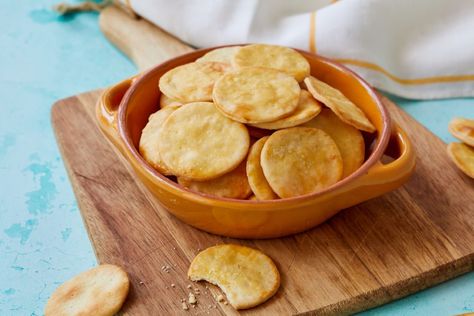 Buttery Homemade Ritz Crackers - Gemma’s Bigger Bolder Baking Homemade Ritz Crackers, Crackers Homemade, Homemade Cheez Its, Homemade Crackers Recipe, Ritz Cracker Recipes, Bigger Bolder Baking, Homemade Crackers, Charcuterie And Cheese Board, Cracker Recipes