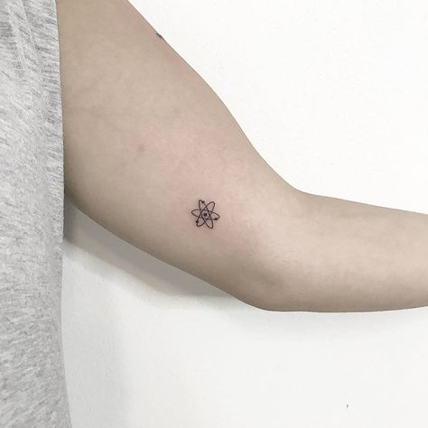 It all started with a big bang  #atom #atomo #science #ciencias #bigbang #bbt #bigbangtheory Big Bang Theory Tattoo Ideas, Atom Tattoo Design, Atomic Blonde Aesthetic, Atomic Cake, Atom Art, Atomic Tattoo, Atomic Habits Quotes, Atom Tattoo, Chemistry Tattoo