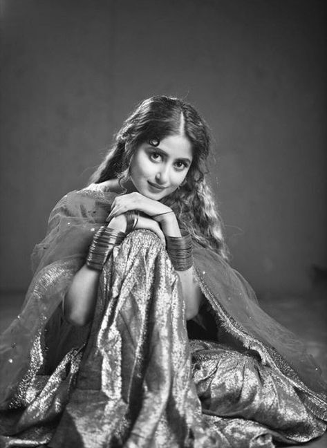 Poetry Writing, Saree Poses, Vintage Photoshoot, Self Portrait Photography, Indian Photoshoot, Self Portrait Poses, Saree Photoshoot, Photography Posing Guide, Posing Guide