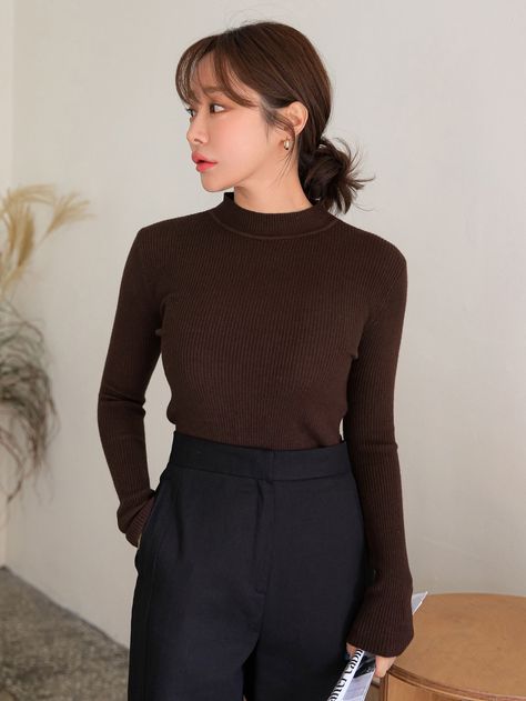 Turtle Neck Outfit Fall, Mock Neck Outfit, Brown Top Outfit, Long Sleeve Top Outfit, Chocolate Clothes, Knit Sweater Outfit, Turtleneck Outfit, Long Sleeve Outfits, Classy Girl