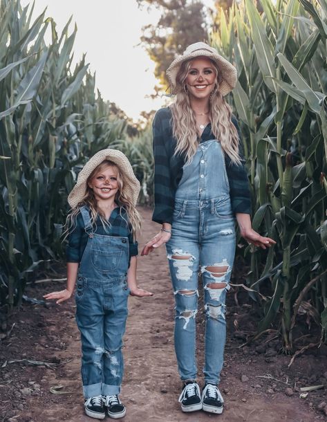 Scarecrow Costume Women, Farmer Halloween Costume, Mother Daughter Halloween Costumes, Farmer Costume, Modest Halloween Costumes, Halloween Costumes Scarecrow, Costume Family, Scarecrow Makeup, Scarecrow Halloween