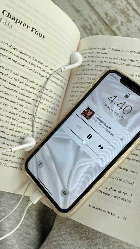 Audiobook Aesthetic, Books And Pens Photography, Iphone Obsession, Cream Aesthetic, Aesthetic Books, Book Wallpaper, Insta Profile Pic, Best Poses For Pictures, Study Motivation Inspiration