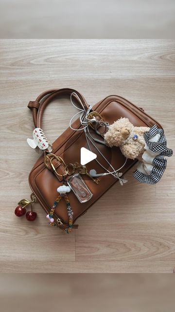 CLOE MAK on Instagram: "The ultimate guide to accessorizing your bags 👜 You’ll need:
1️⃣ Soft toy keychains
2️⃣ Locks & keychain charms
3️⃣ Makeup charms
4️⃣ Initial charms 
5️⃣ Carabiners 
6️⃣ Hairclips, Pouches & Pins" Backpack Charms, Keychain Charms, Guide To, Bag Jewelry, Backpack Charm, Bag Charms, Cute Bag, Soft Toy, You Bag