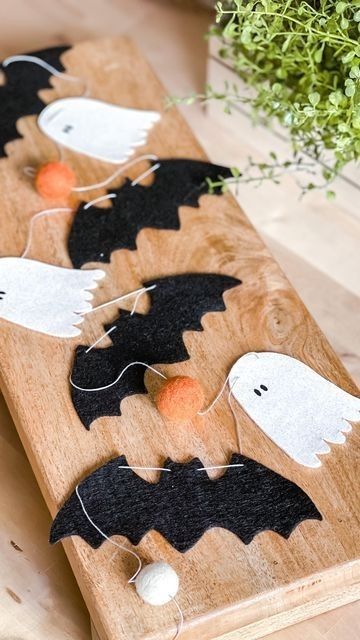 Halloween Diy Office Decor, Easy Halloween Garland, Halloween Crafts With Fabric, Ghost Diy Decor, Sustainable Halloween Decor, Diy Cricut Halloween Decor, Halloween Garland Ideas, Cricut Halloween Decorations, Felt Halloween Garland