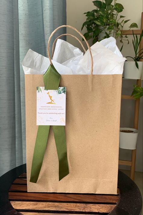 Give a pop of colour to a plain brown paper bag with a bit of ribbon Gift Bags With Ribbon, Brown Bag Wrapping Ideas, Brown Paper Bag Wrapping, Kraft Bags Decoration, Paperbag Decoration Ideas, Gift Wrapping Ideas Paper Bag, Brown Paper Bag Wrapping Ideas, Brown Bag Gift Ideas, Gift Bag With Ribbon