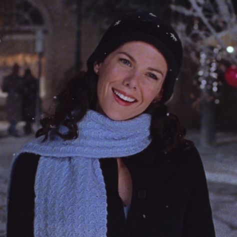 Name the episode!! This one isn’t too hard💙 #winter #starshollow #lorelaivictoriagilmore #lukedanes #maxmedina #laurengraham… Gilmore Girls Lane, Crochet Stripe Scarf, Gilmore Girls Fashion, Lorelei Gilmore, Gilmore Girls Outfits, Grunge Fashion Soft, Lorelai Gilmore, Rory Gilmore, Fashion Tv