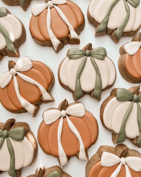 Bouge Cookie Company | These pumpkins with bows 🥹🥹🥹 Sharing some sneak peaks for Sunday @mochijoydonuts LAST market at the VFW in Noblesville because they will be… | Instagram Fall Sugar Cookies, Sugar Cookie Royal Icing, Cookie Company, Fall Cookies, Fall Treats, Icing Cookies, Cookie Designs, It's Fall, Royal Icing